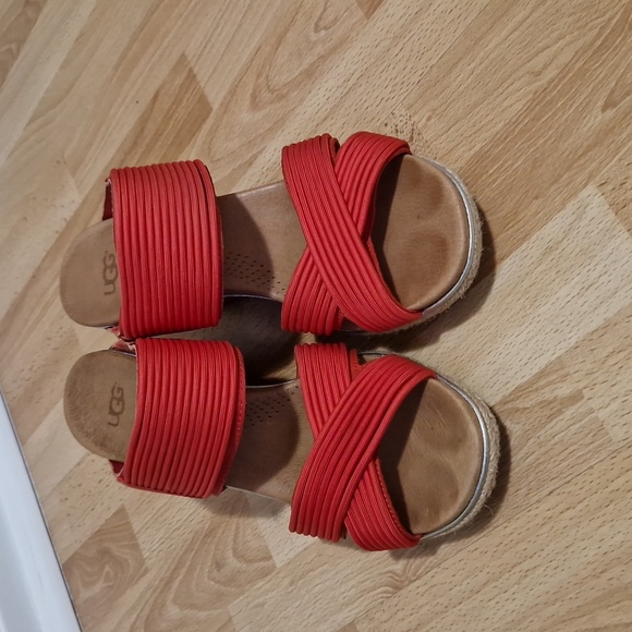 Womens UGG red leather sandals with leather insoles - Picture 2 of 8